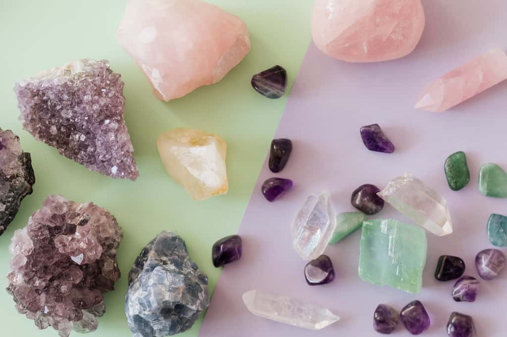 Améthyste, citrine, quartz rose… Ces jolies pierres peuvent devenir un élément décoratif à part entière. © Karolina Grabowska, Pexels