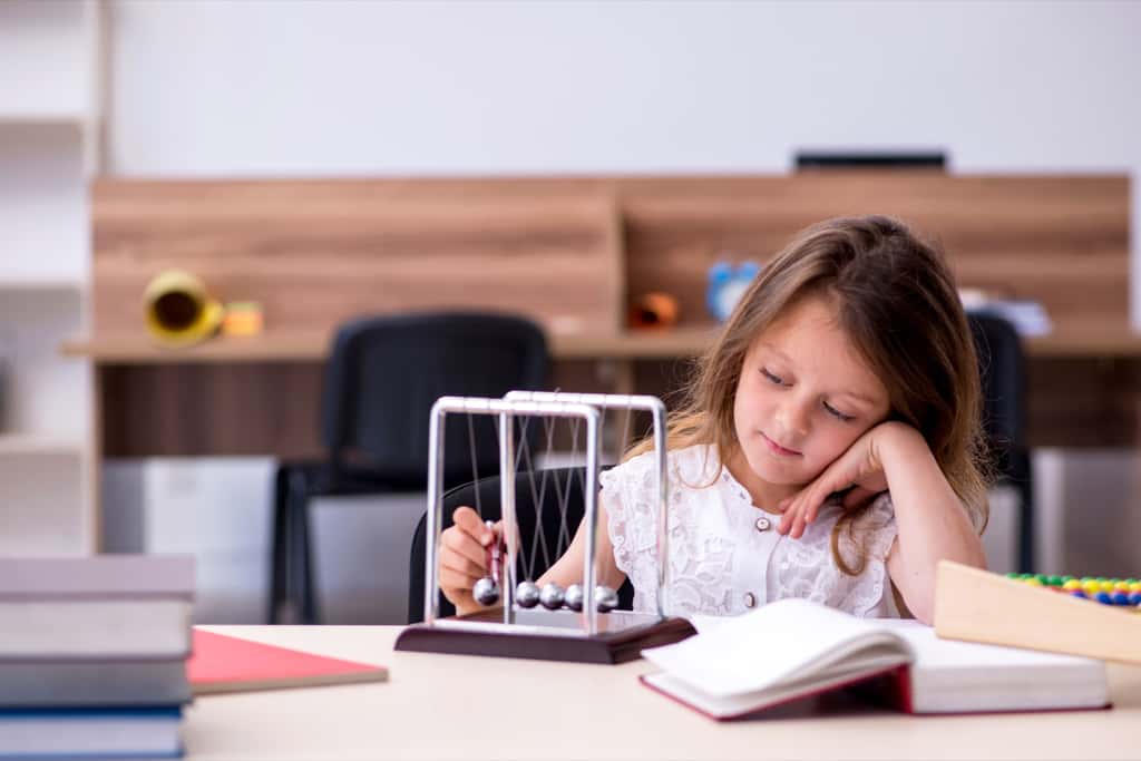 Le pendule de Newton, l'objet idéal pour se relaxer ou pour initier les enfants à quelques principes de physique. © Elnur, Adobe Stock