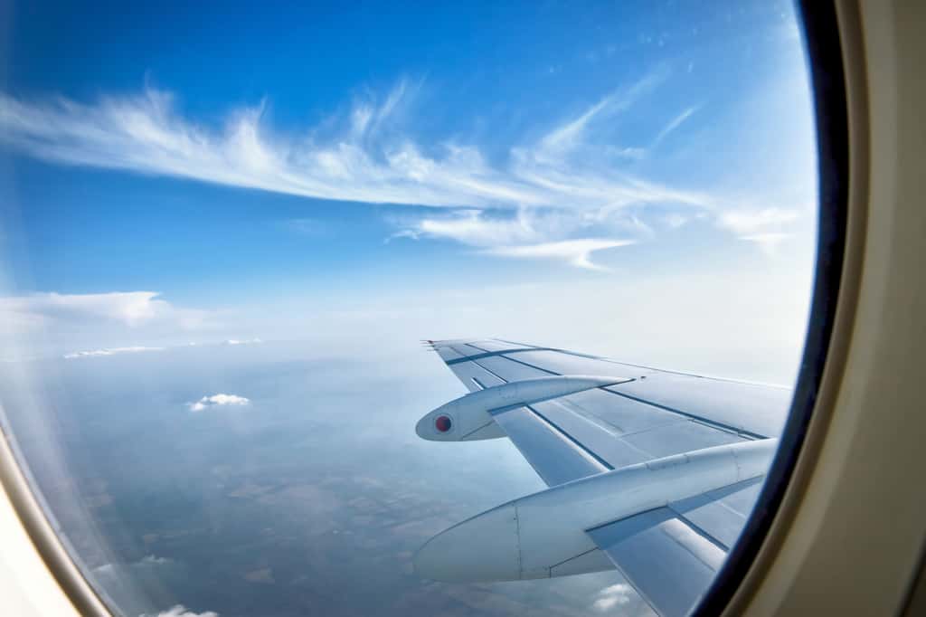Le Plexiglas est utilisé pour la fabrication de fenêtres d'avion. © luckybusiness, Adobe Stock