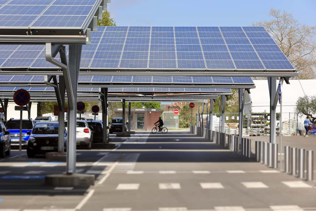 Les nouveaux parkings devront être pourvus d'ombrières avec panneaux solaires intégrés. © Charles LIMA, Adobe Stock