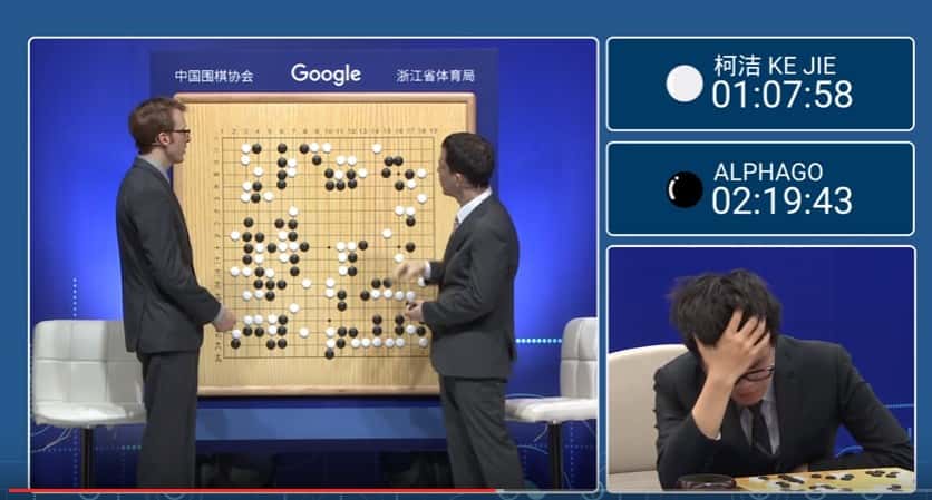 À droite, le n° 1 mondial de jeu de go, Ke Jie, lors de son ultime confrontation face à l’IA AlphaGo. Le jeune homme a tenté de déstabiliser la mécanique implacable en jouant des coups considérés comme peu conventionnels. Rien n’y a fait. © DeepMind