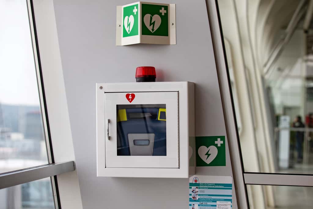 L'emplacement d'un défibrillateur doit être bien pensé pour être visible et accessible facilement. © Андрей Котомин, Adobe Stock