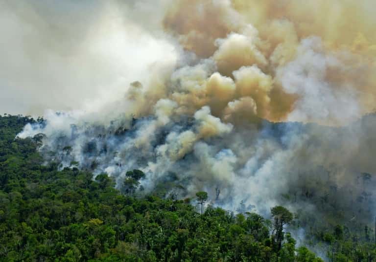 Une vue aérienne d'un feu de forêt en Amazonie brésilienne au sud de Novo Progresso au Brésil, le août 2020. © Carl De Souza, AFP