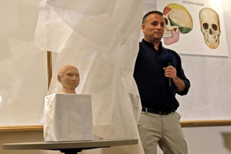 Le professeur Liran Carmel montre à Jérusalem, le 19 septembre 2019, une sculpture en 3D du visage supposé d'un Homme de Denisova. © Menahem Kahana/AFP