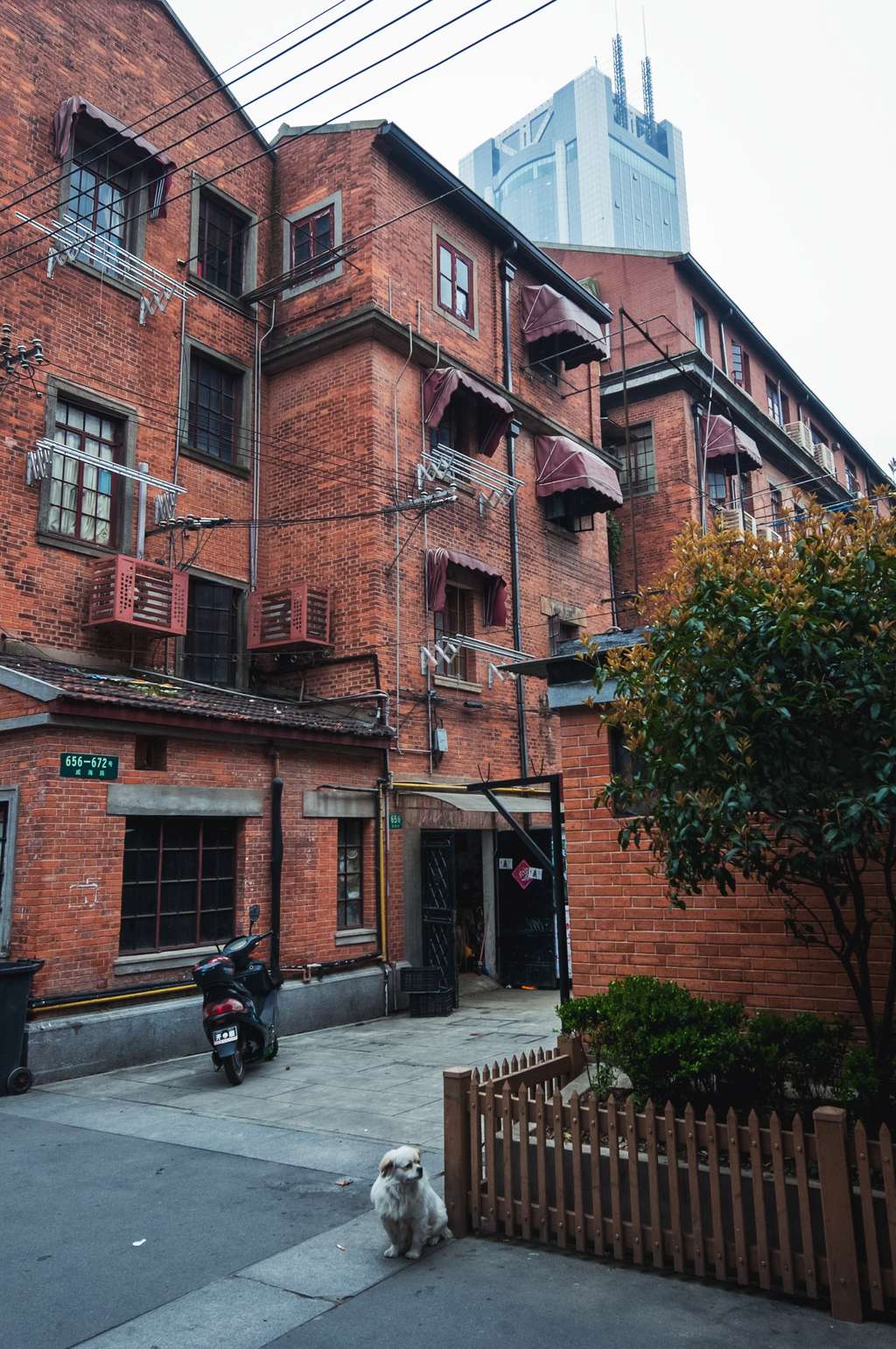 Une des maisons de style <i>shikumen</i> à Shanghai. © Fotokon, Adobe Stock 