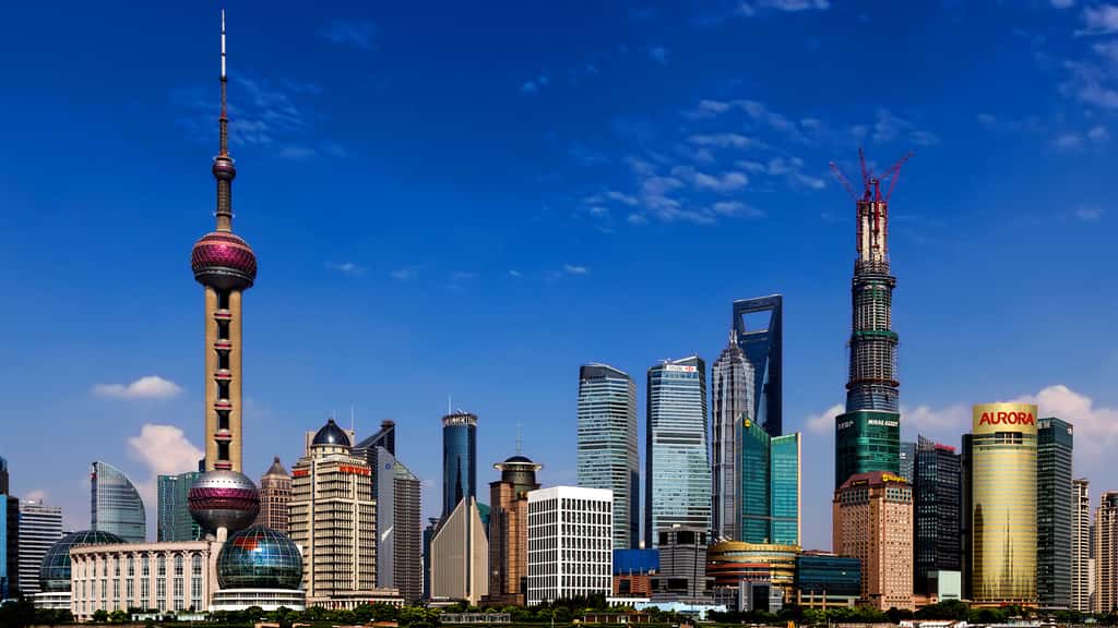 La Perle de l'Orient, à Shangai. Située en Chine, à Shanghai dans le quartier d’affaire de Lujiazui, la Perle de l’Orient est une tour de télévision. Elle possède une forme très particulière avec deux énormes sphères en haut et en bas (à gauche sur l’image). Hauteur : 468 mètres Localisation : Shanghai (Chine) © Martin Pilát, Flickr, CC by-nc-nd 2.0