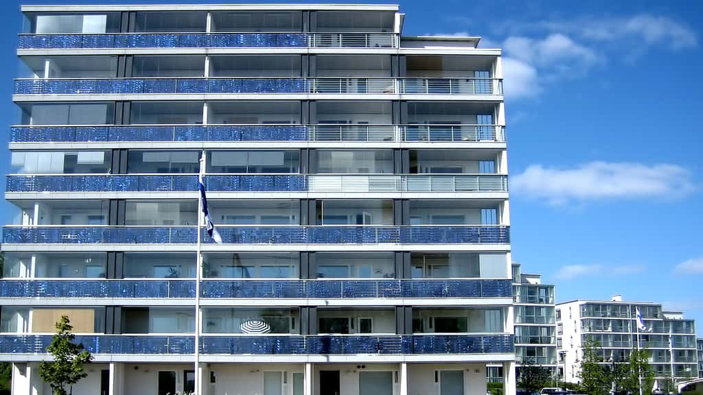 Panneaux solaires accrochés aux balcons, à Helsinki