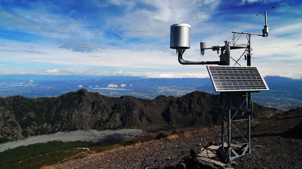 Station météorologique solaire au sommet du mont Vésuve