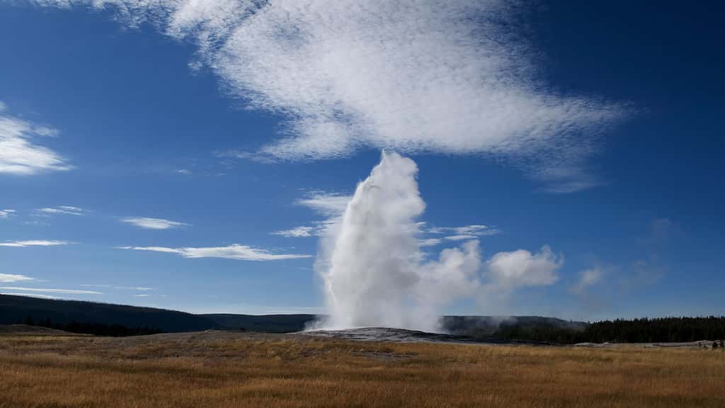 Éruption d'un geyser