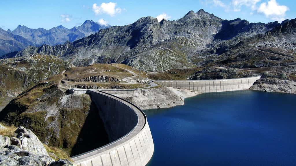 Le barrage alpin du lac Naret en Suisse