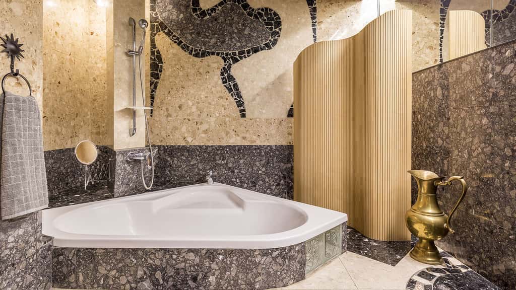 Une salle de bain en marbre