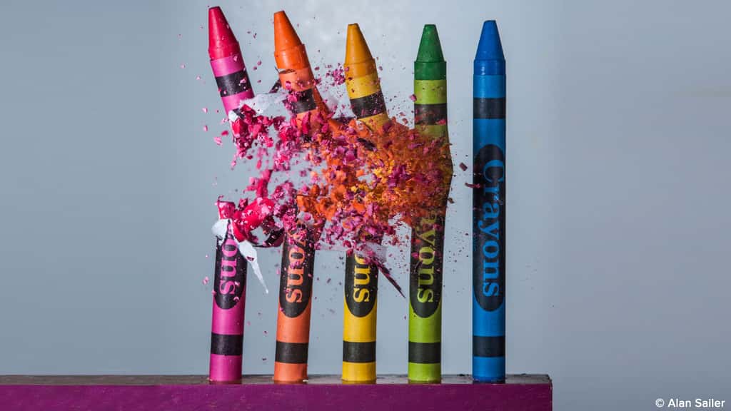 Crayons pulvérisés photographiés au ralenti