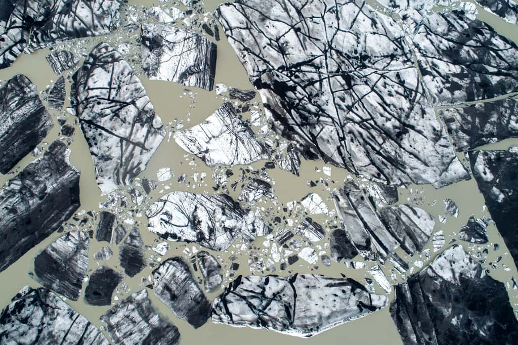 L'Islande vue du ciel : tableau abstrait d'un glacier qui vêle