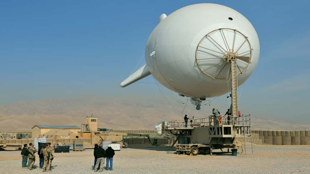 2010 : le ballon captif de surveillance 101230-N-0020T-144