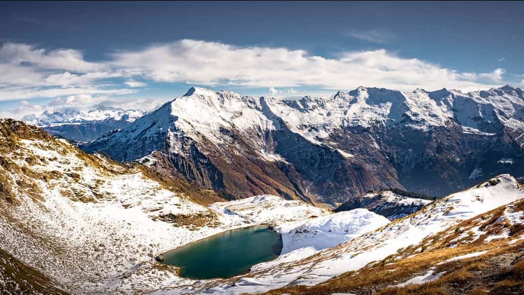 Le lac Noir et le massif de la Lauzière, en Savoie
