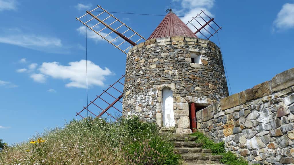 Un moulin à vent en pierre au Portugal