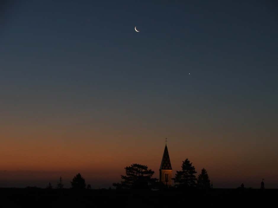 Croissant lunaire et Vénus à l'aube
