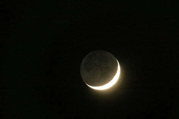 La lumière cendrée : un croissant doré orne le reste de la Lune éclairé par la lueur de la Terre. © Matthieu Thuillier, tous droits réservés