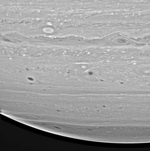 Tempêtes et structures dans l'atmosphère de Saturne