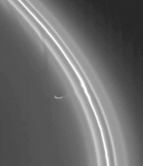 Prometheus et les anneaux de Saturne