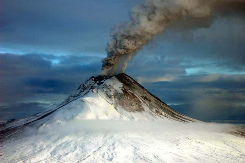 Le mont Augustine en éruption, 12 janvier 2006