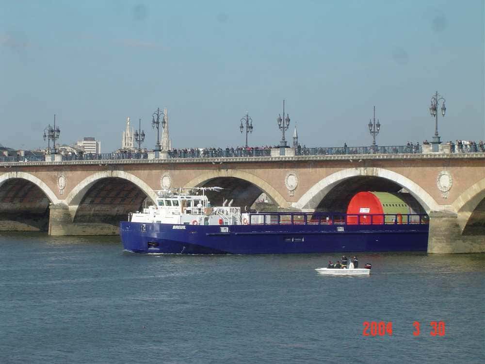 Barge sous le Pont de Pierre à Bordeaux