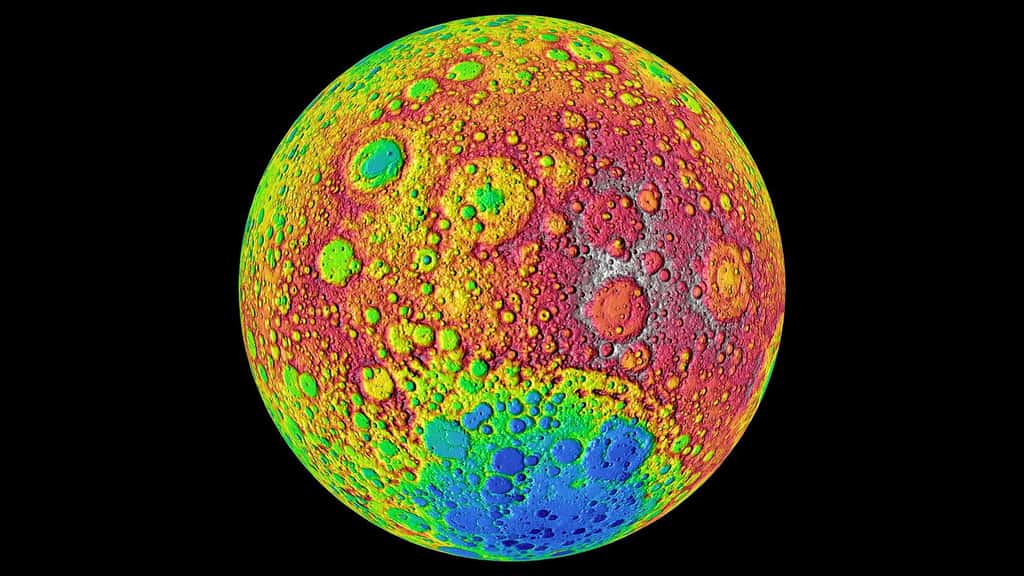 Carte altimétrique de la face cachée. Carte altimétrique de la face cachée de la Lune, réalisée à partir des mesures obtenues par le Lunar Reconnaissance Orbiter (LRO). Les zones les plus basses sont bleues (comme le bassin Aitken au pôle Sud), les hauts plateaux sont rouges. © Nasa/Goddard