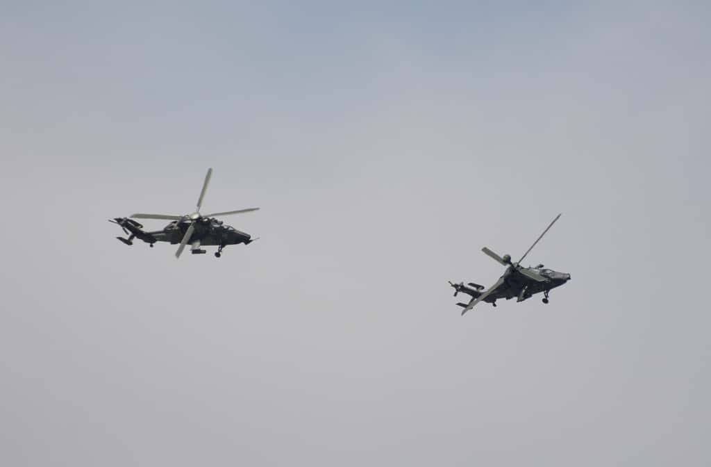 Deux hélicoptères Tigre volent en formation. © Rémy Decourt