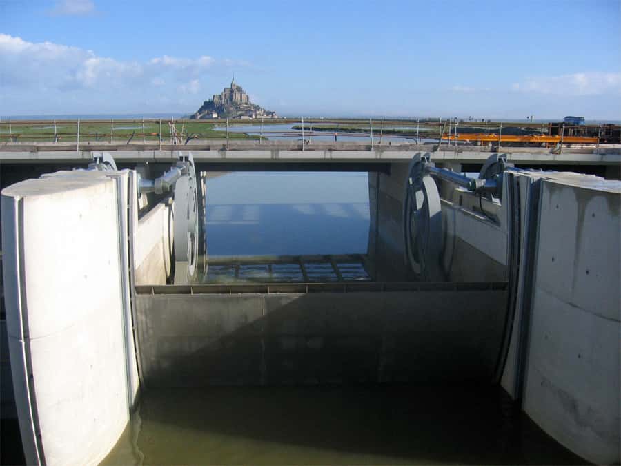 Première moitié du nouveau barrage sur le Couesnon durant les travaux