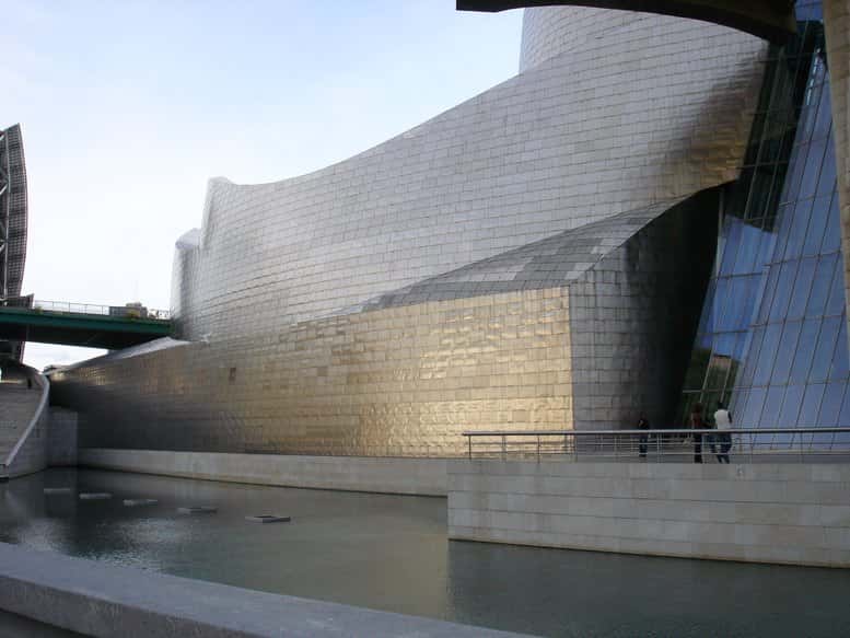 Vue côté fleuve du musée Guggenheim de Bilbao