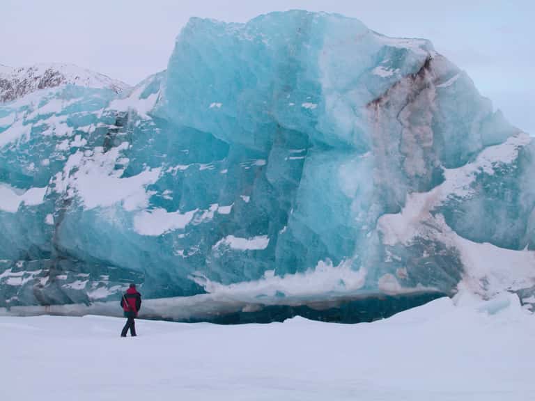 Petit iceberg composé de &quot;glace bleue&quot;