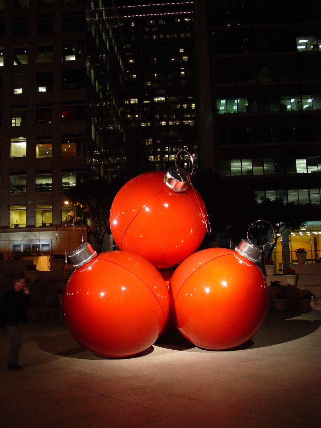 Une décoration en forme de boules de Noël géantes, à San Francisco