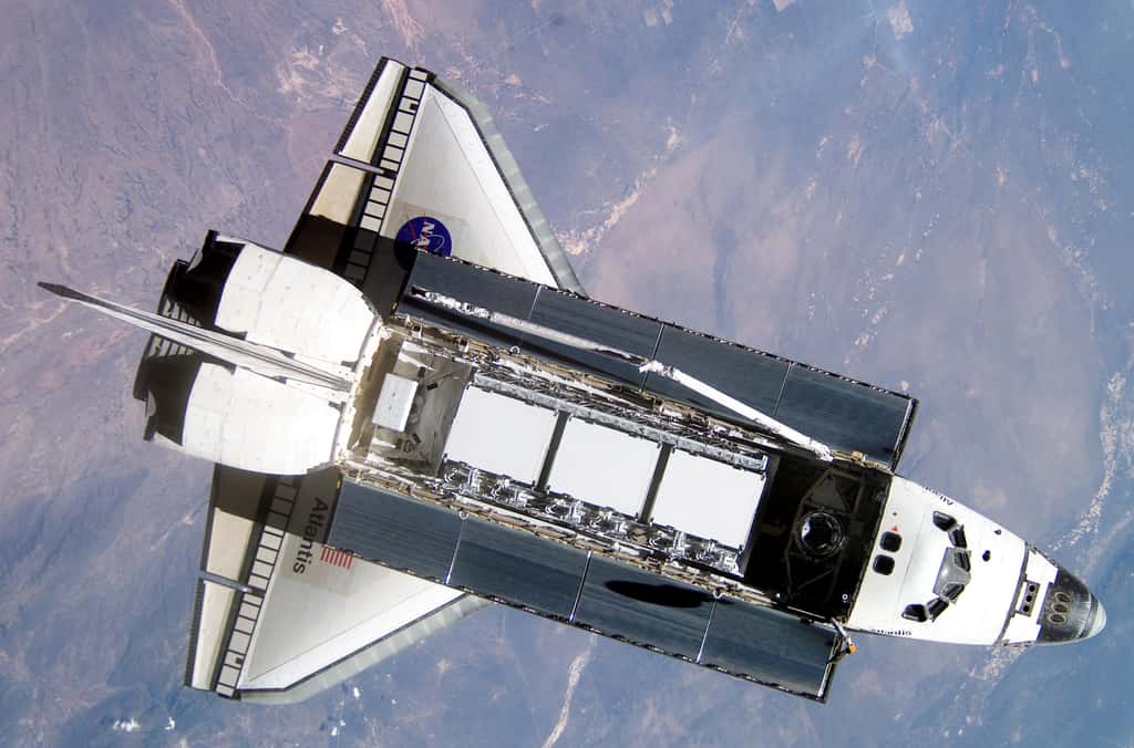 Octobre 2002, Atlantis livre la poutre S1 de l'ISS