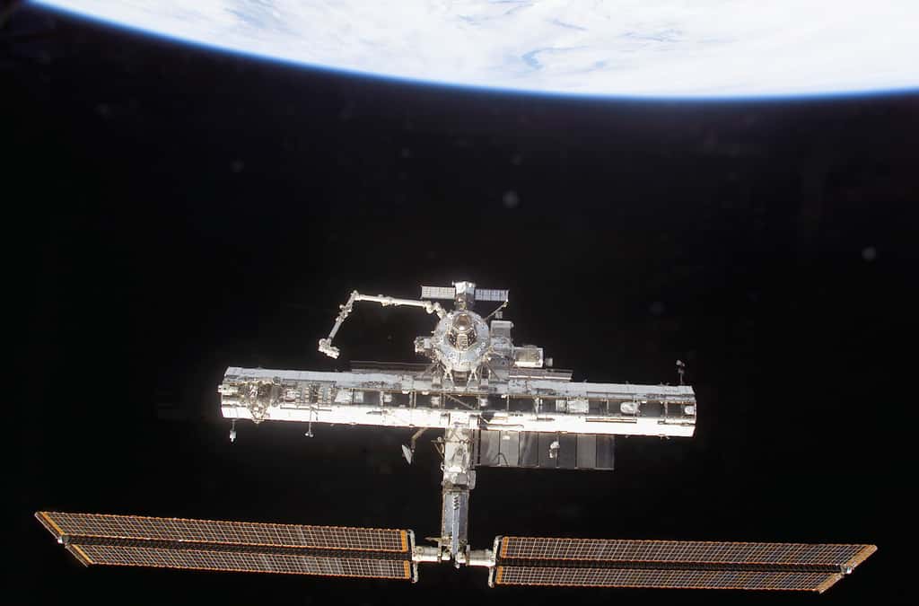 Octobre 2002, la grande poutre de l'ISS prend forme avec déjà 3 sections