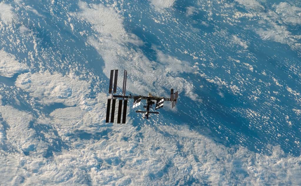 Mars 2008 : L'ISS semble flotter au-dessus de la couverture nuageuse terres