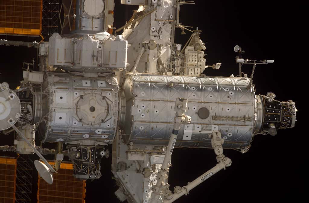 Gros plan sur les 2 modules US de l'ISS en août 2005