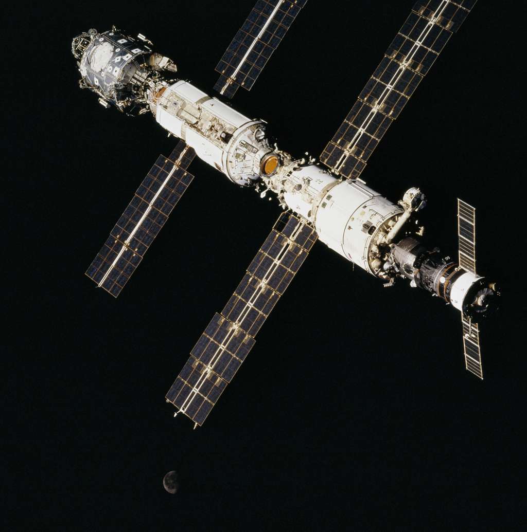 Septembre 2000 : Un Progress amarré à l'arrière de l'ISS