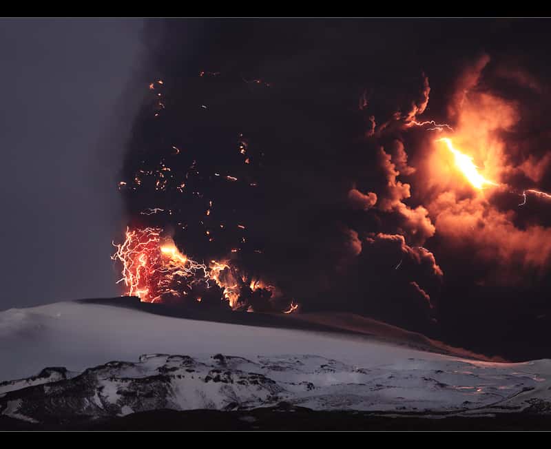 Eruption de l' Eyjafjallajökull : cendres et éclairs de nuit  2