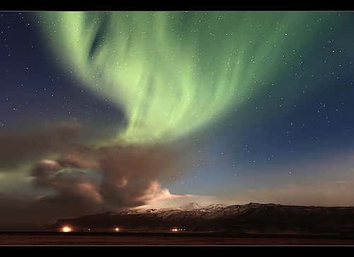 Eruption de l' Eyjafjallajökull  aurore boréal