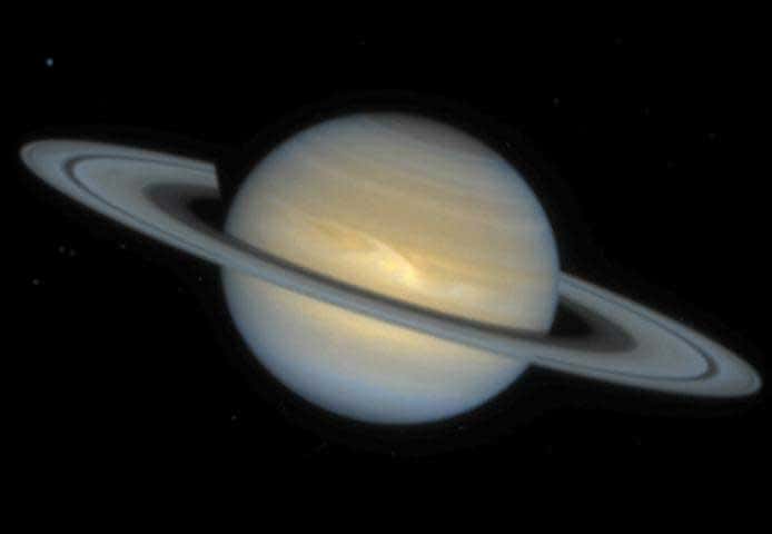 De gigantesques éclairs sur Saturne
