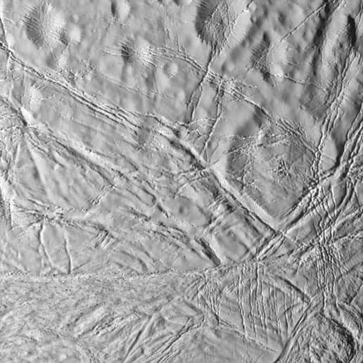 gros plan sur la surface d'Encelade 2