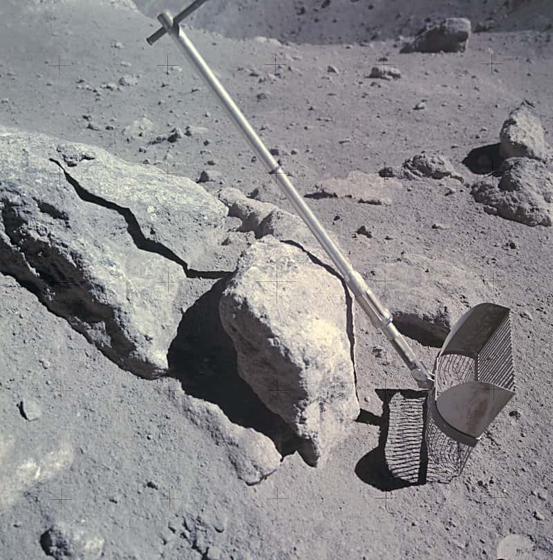 Le râteau posé sur une pierre (Apollo 16-EVA3-Station 11)