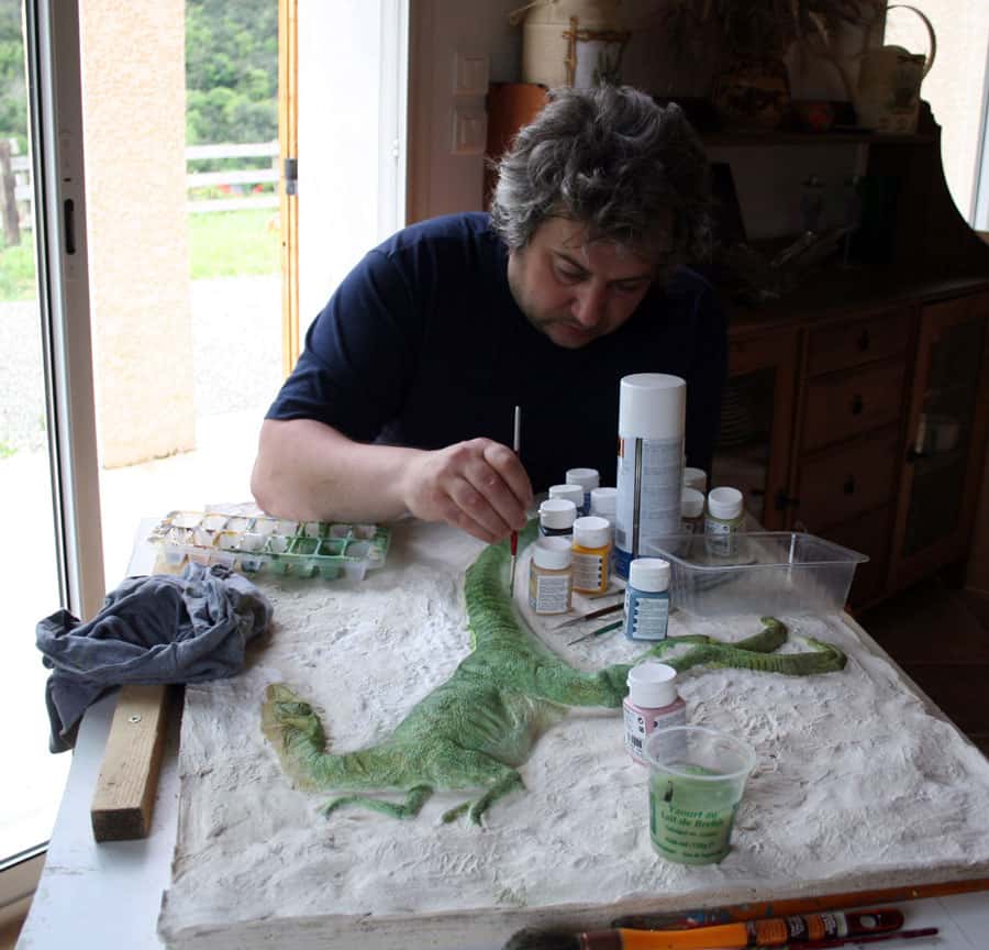 Michel Fontaine sur un modelage de Compsoganthus