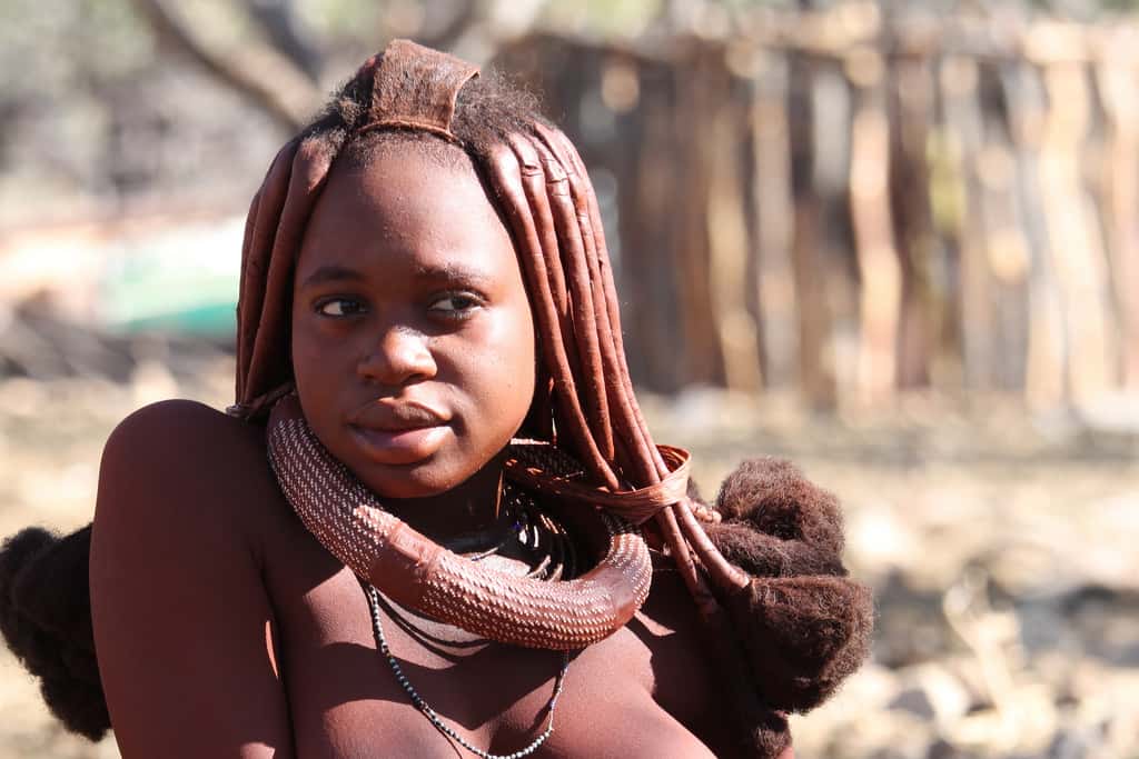 Photo d'une jeune femme himba, en Namibie