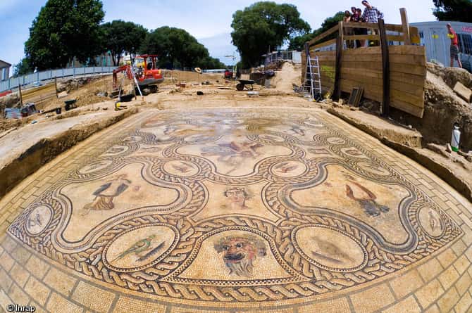 Une mosaïque romaine en pleine rue