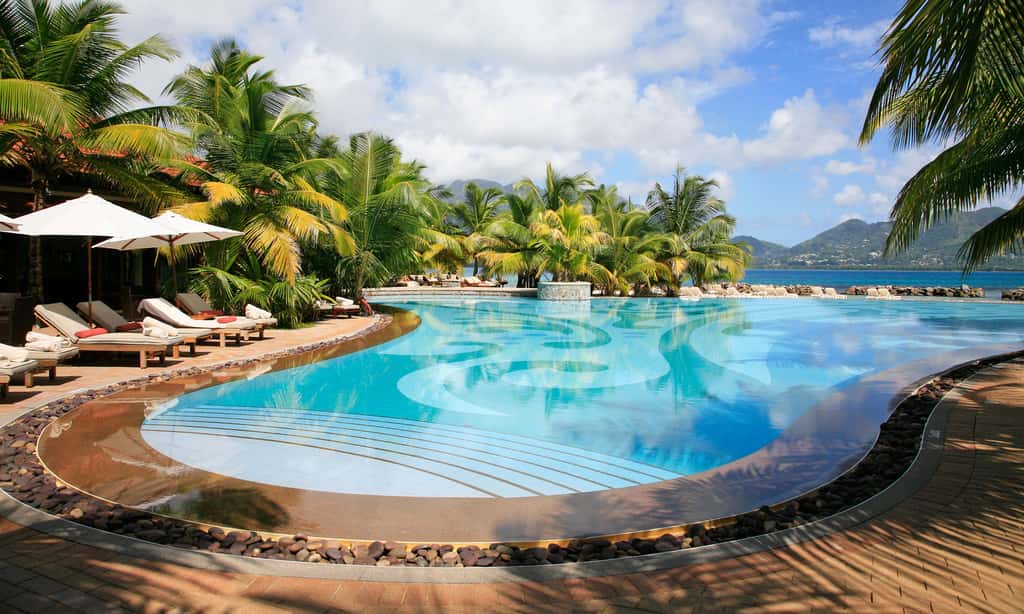 Piscine paradisiaque de l’hôtel Sainte-Anne, aux Seychelles