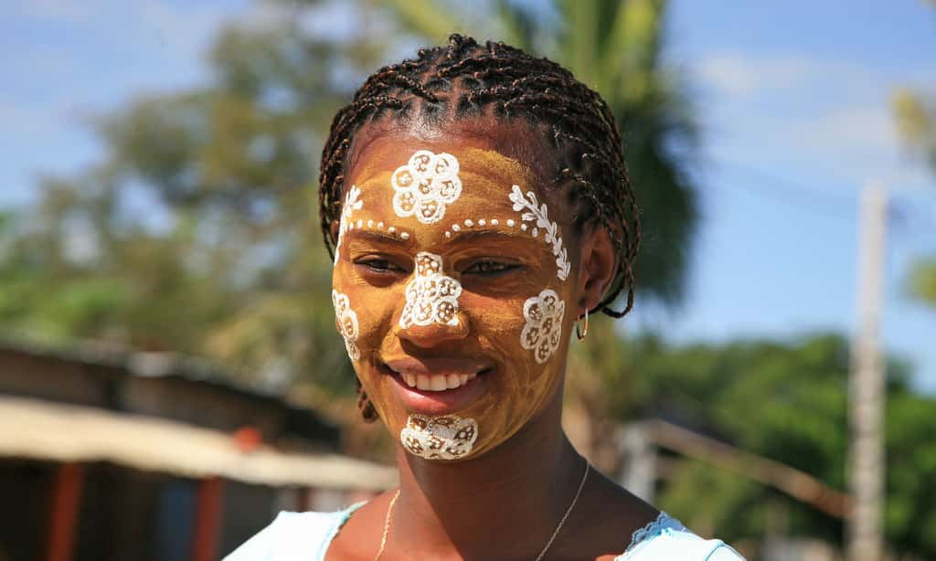 Jeune fille maquillée à Ramena, Madagascar