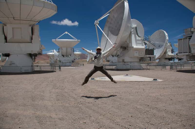 Au milieu du désert d'Atacama, des antennes de 7 à 12 m de diamètre sont pointées en direction du ciel. C'est le radiotélescope géant Alma, <em>Atacama Large Millimeter Array</em>. © Rémy Decourt, Futura-Sciences