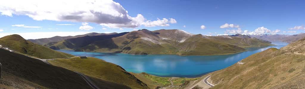Le lac Yamdrok-Tso, un lac sacré du Tibet