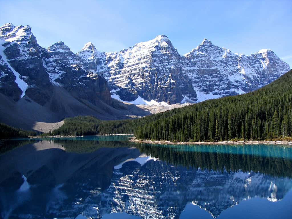 Le lac Moraine, lac glaciaire de l’Alberta aux eaux d’un bleu rare
